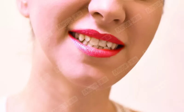 牙齿有点不齐怎么办?选美加9900元做个隐形微矫让它偷偷变齐